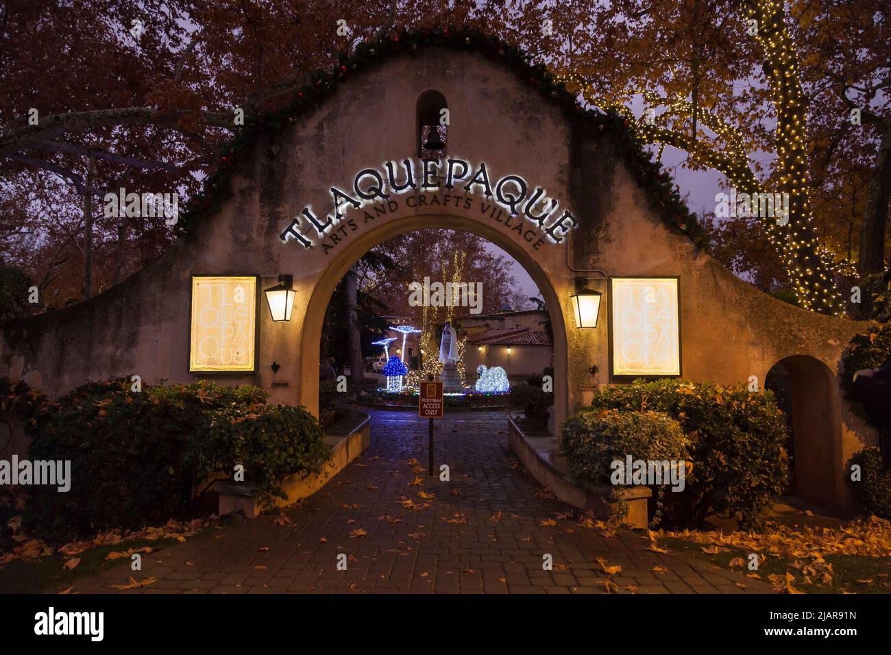 Tlaquepaque Arts & Crafts Shopping Village bei Nacht, Sedona, Arizona, USA Stockfoto