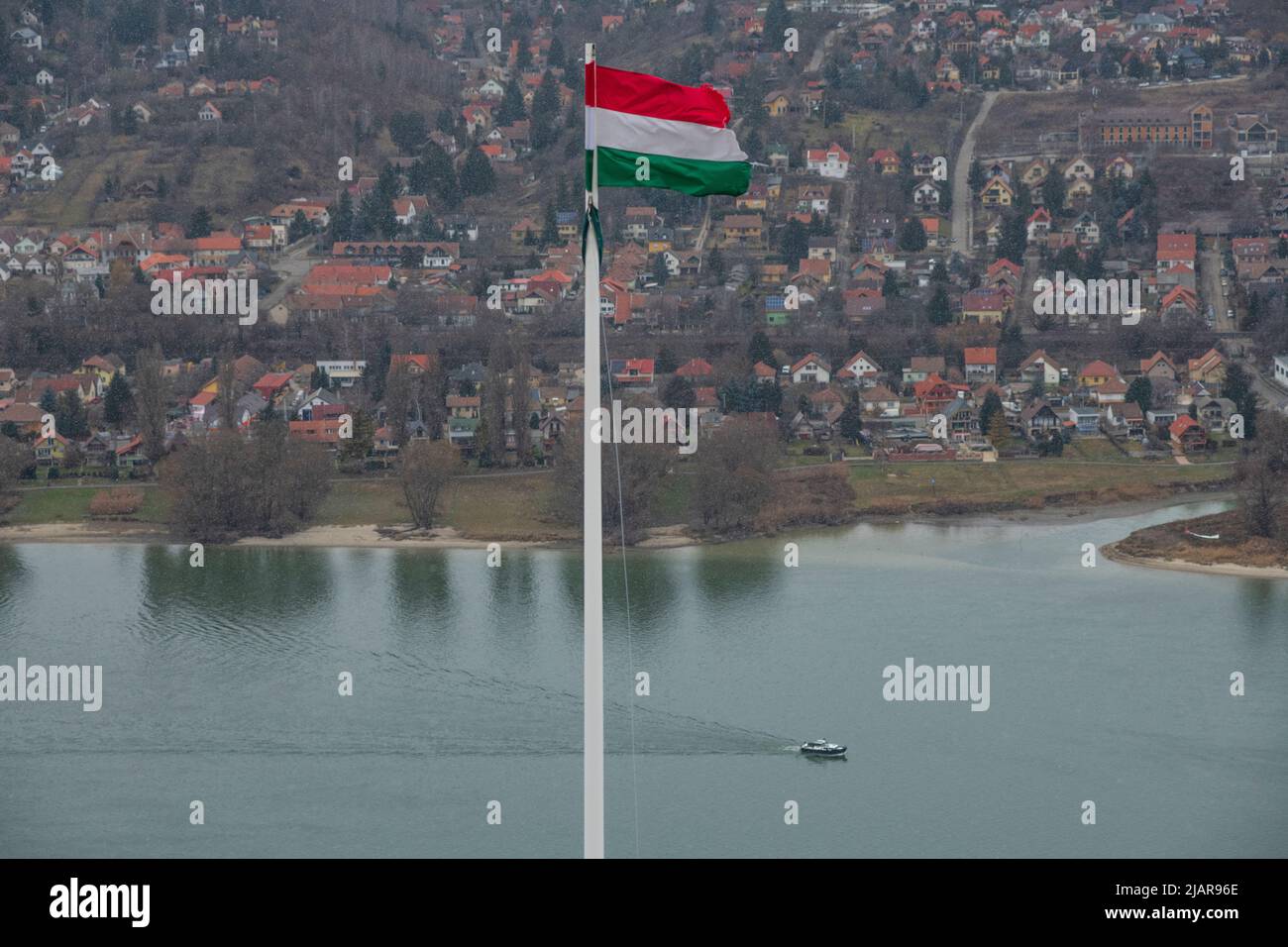 Nagymaros: Donauufer und Hügel, mit ungarischer Flagge auf der Vorderseite. Ungarn Stockfoto