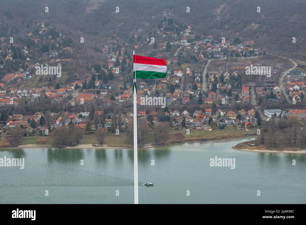 Nagymaros: Donauufer und Hügel, mit ungarischer Flagge auf der Vorderseite. Ungarn Stockfoto