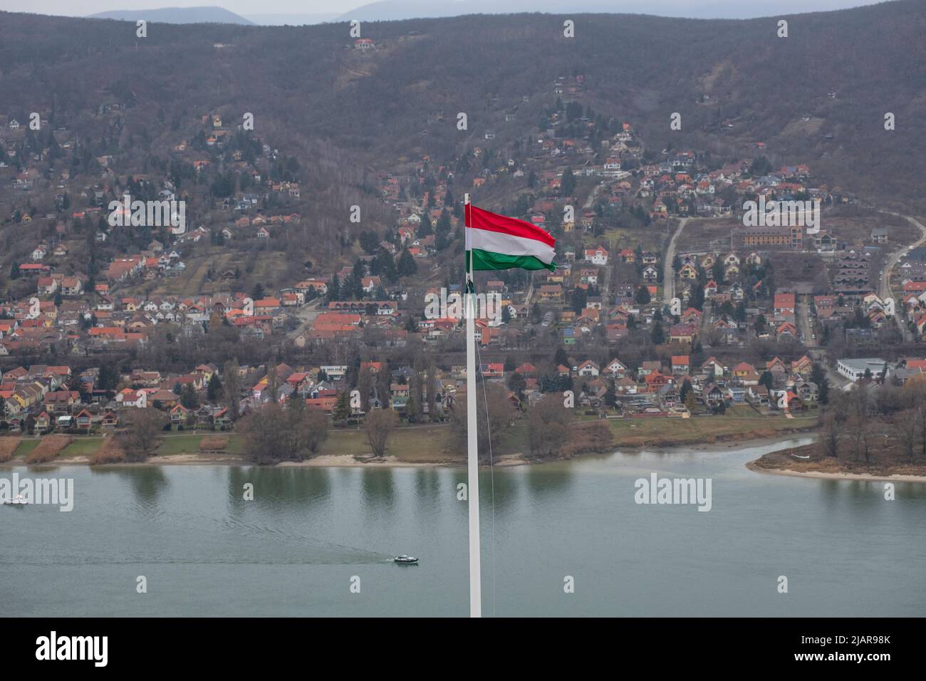 Nagymaros: Donauufer und Hügel, mit ungarischer Flagge auf der Vorderseite. Ungarn Stockfoto