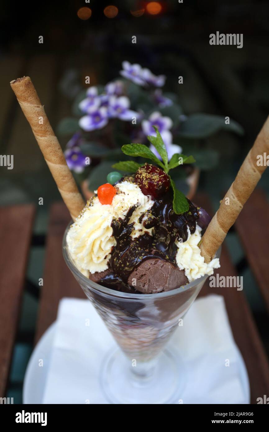 Schokolade und Vanilleeis auf dem Eisglas. Stockfoto