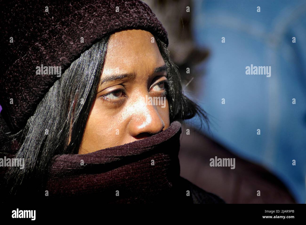 Junge ethnische schwarze Frau, die versucht, sich beim MLK-marsch zu Ehren von Martin Luther King in Atlanta warm zu halten Stockfoto