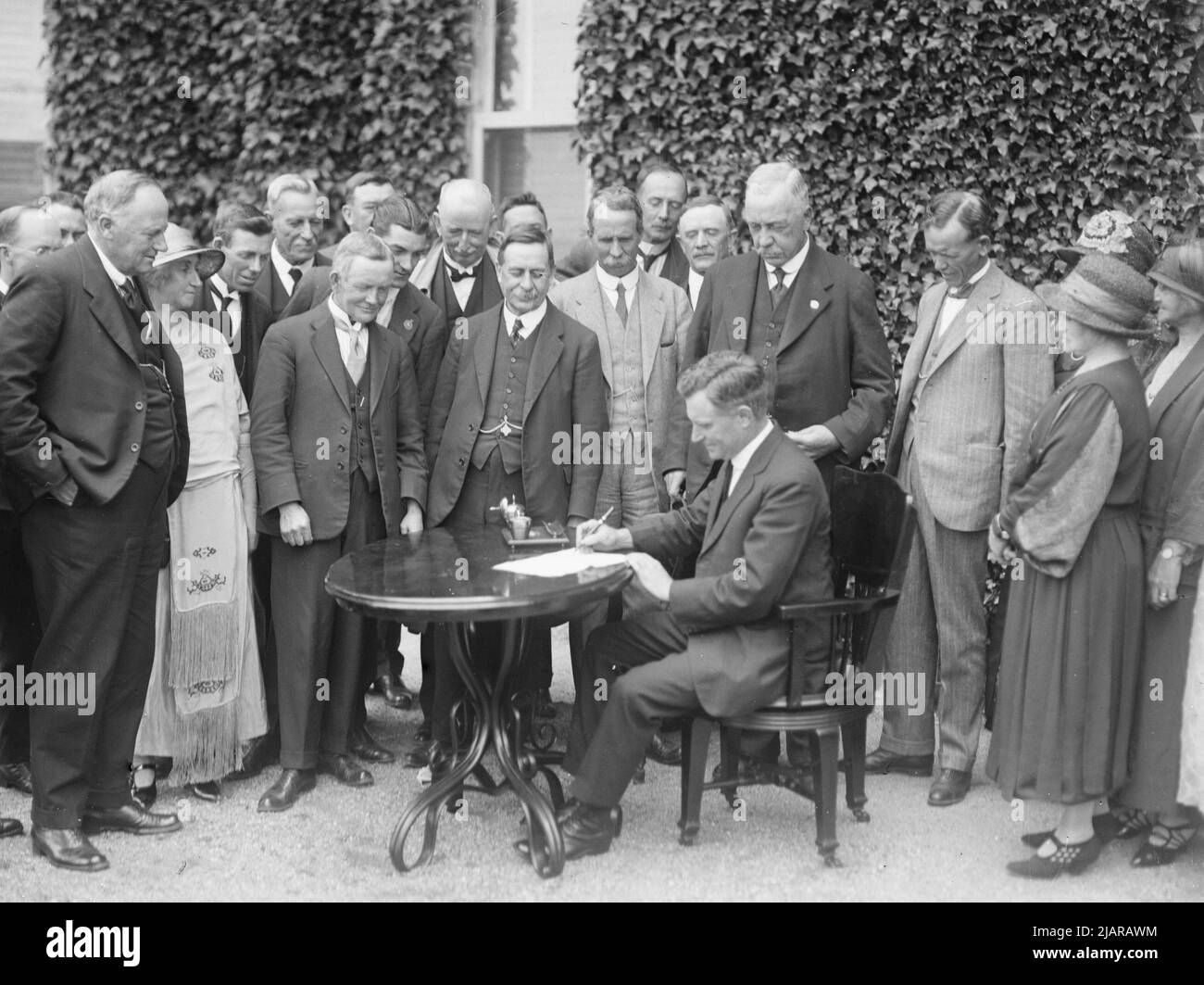 Amtierender Premierminister Earle Page unterzeichnet das erste offizielle Dokument aus der ersten offiziellen Kabinettssitzung in Canberra ca. 1924 Stockfoto