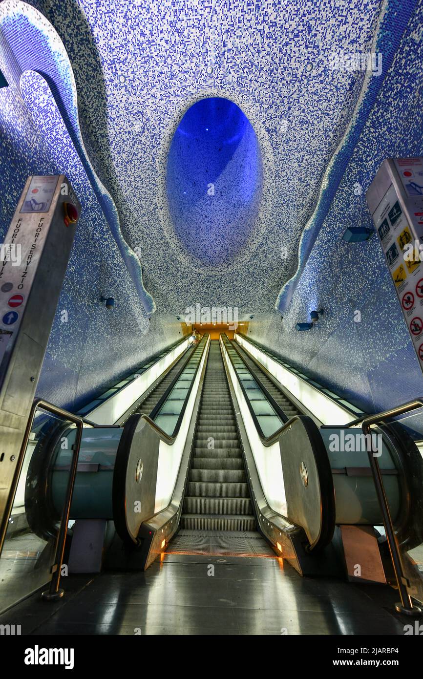 Neapel, Italien - 23. Aug 2021: Metrostation Toledo, das krönende Juwel der „Kunststationen“ der Metro von Neapel. Stockfoto