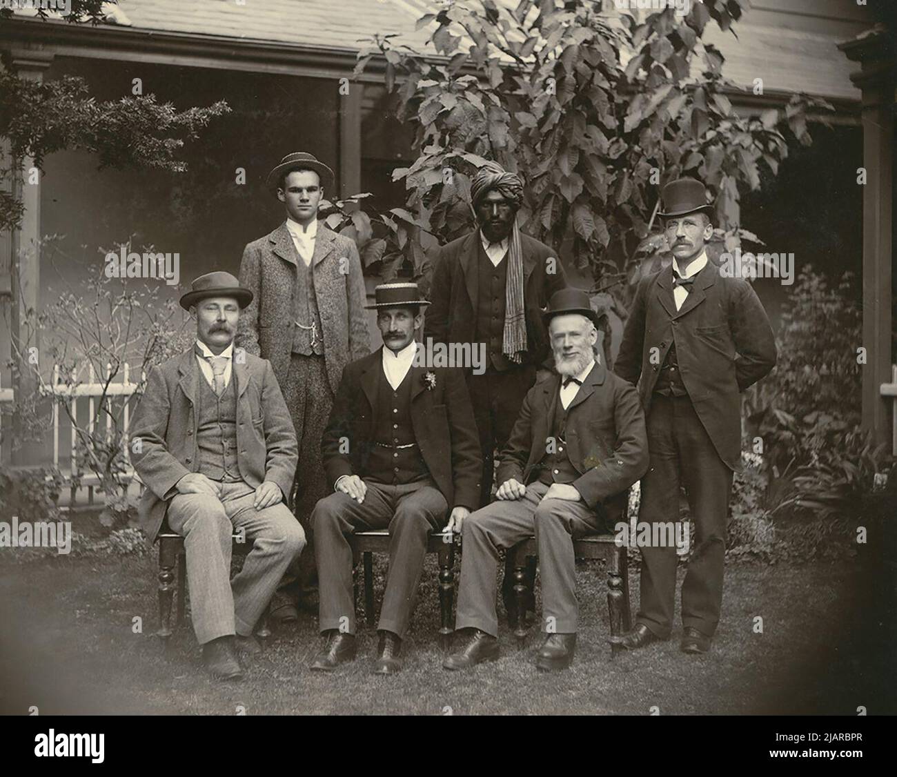 Calvert Expedition von 1896-97. Stehend (von links nach rechts) GL Lucas, Dervish Bejah, Alec Magarey (kein Parteimitglied) sitzend: CF Wells, L Wells, GA Keartland. Diese wissenschaftliche Erkundungsexpedition fand 1896 und 1897 in Zentral- und Nordwest-Australien statt, wobei Kamele als Haupttransportmittel verwendet wurden. 1896 Stockfoto