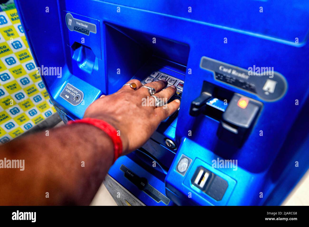 Kalkutta, Indien. 31.. Mai 2022. Ein Mann sah, wie er in Kalkutta mit Hilfe von Geldautomaten (Automated teller machine) Geld abheben konnte. Die Reserve Bank of India (RBI) hat alle Banken gebeten, ihren Kunden die Möglichkeit zu geben, Bargeld ohne Karte an ihren Geldautomaten abzuheben. (Foto: Avishek das/SOPA Images/Sipa USA) Quelle: SIPA USA/Alamy Live News Stockfoto