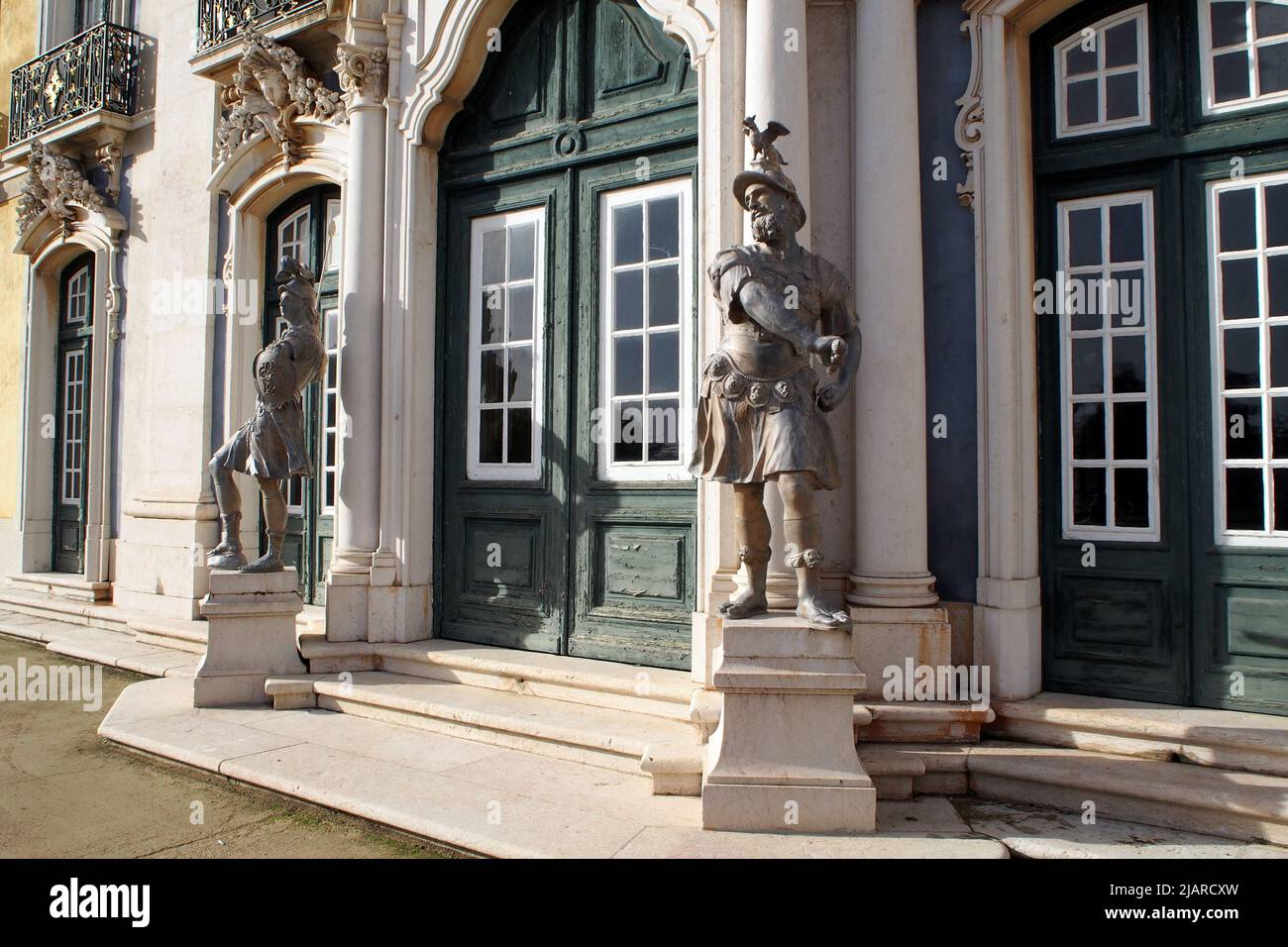 Skulpturen der Krieger am Zeremonialeingang gegenüber den hängenden Gärten, Palast von Queluz, 18.-Cent. barockdenkmal, in der Nähe von Lissabon, Portugal Stockfoto