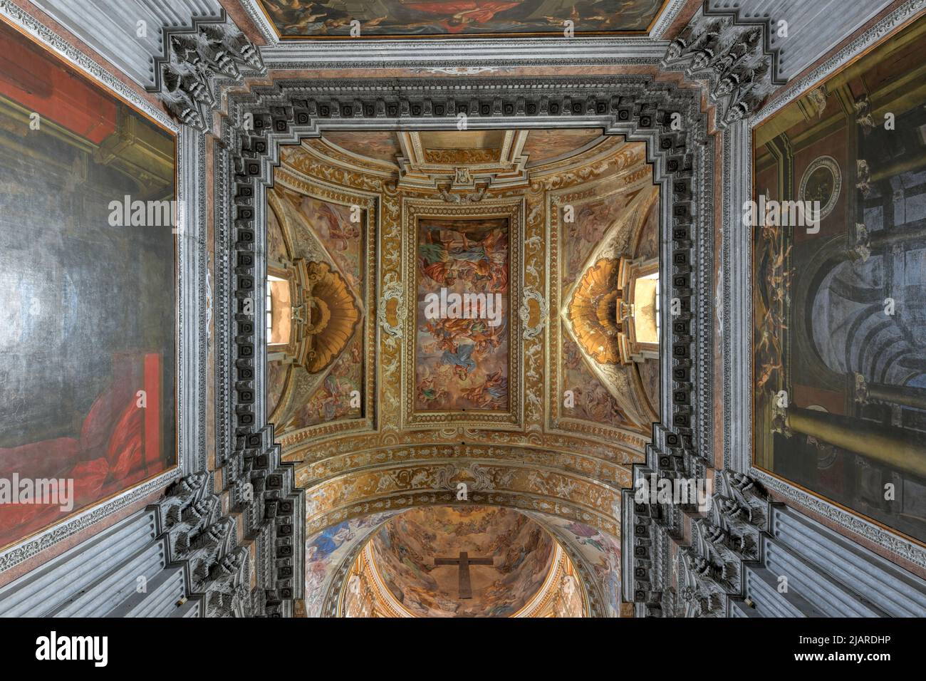 Neapel, Italien - 20. Aug 2021: Majestätisches Gewölbe der Basilika Santa Maria degli Angeli in Pizzofalcone in Neapel, Italien Stockfoto