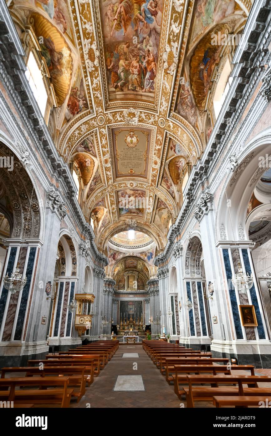 Neapel, Italien - 20. Aug 2021: Majestätisches Gewölbe der Basilika Santa Maria degli Angeli in Pizzofalcone in Neapel, Italien Stockfoto