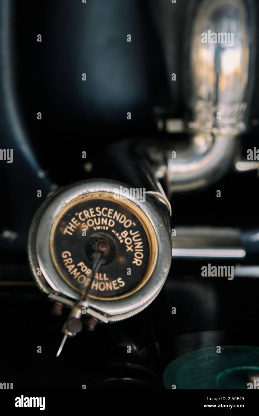 Antikes tragbares Grammophon mit pulverbeschichtem Vinyl Stockfoto