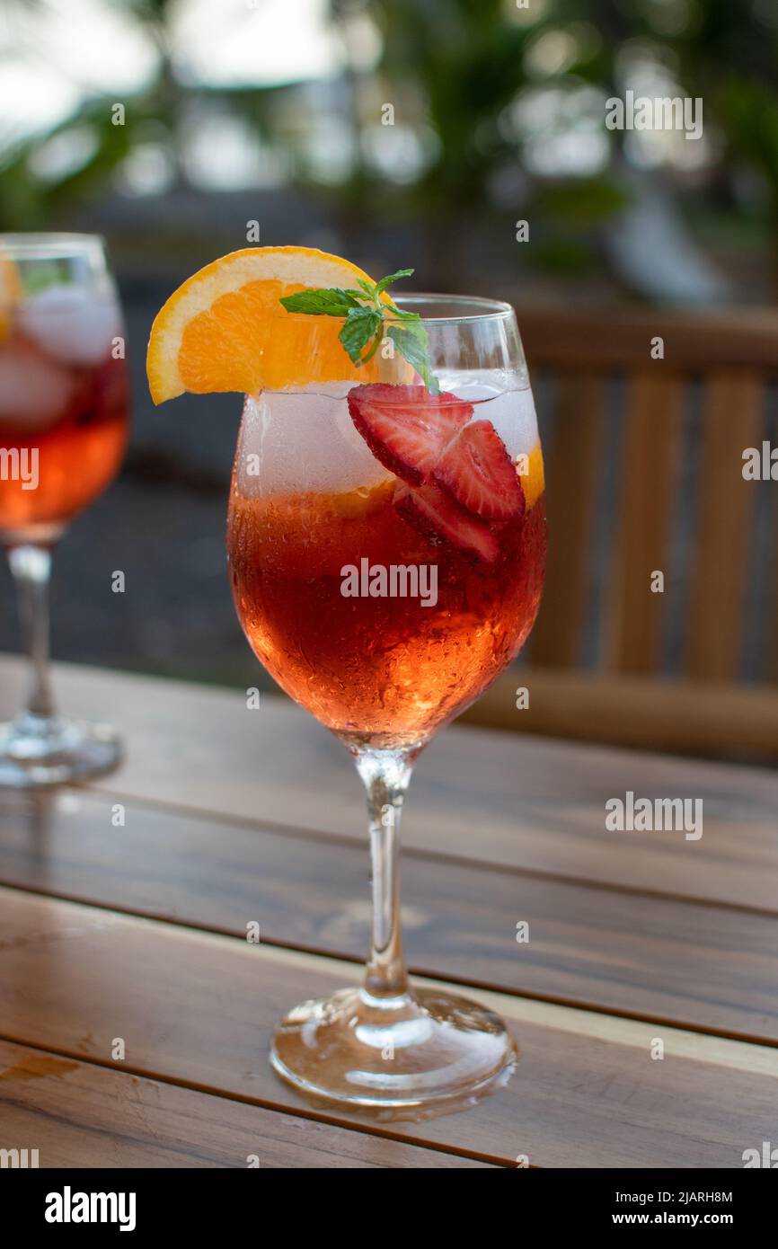 Erdbeer-Sangria mit Zitronen- und Orangencocktail-Eis frisch Stockfoto