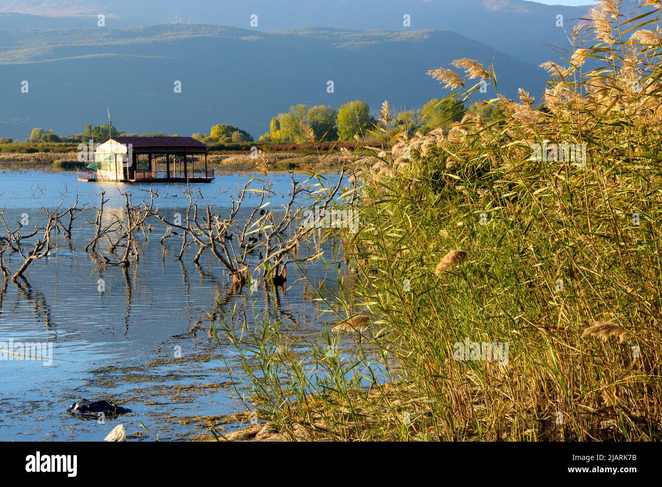 Verlassene schwimmende Gebäude in Vegoritida Lake, Griechenland Stockfoto