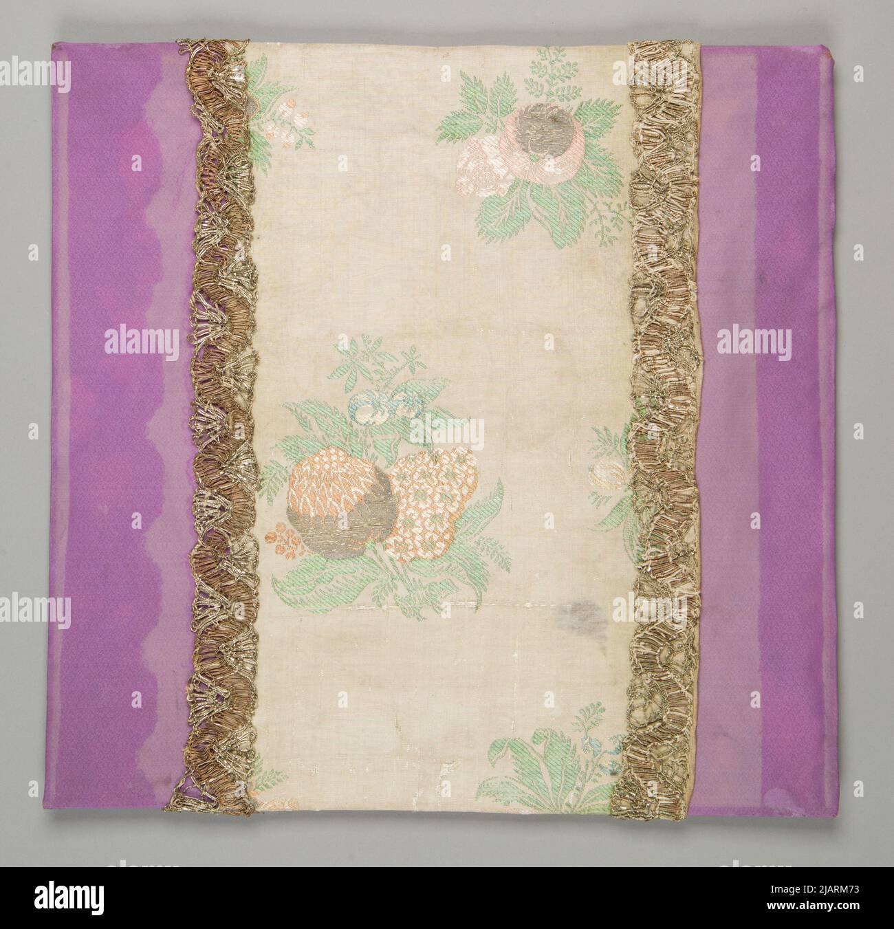 Stofffragment mit floralen Motiven und Blättern Stockfoto
