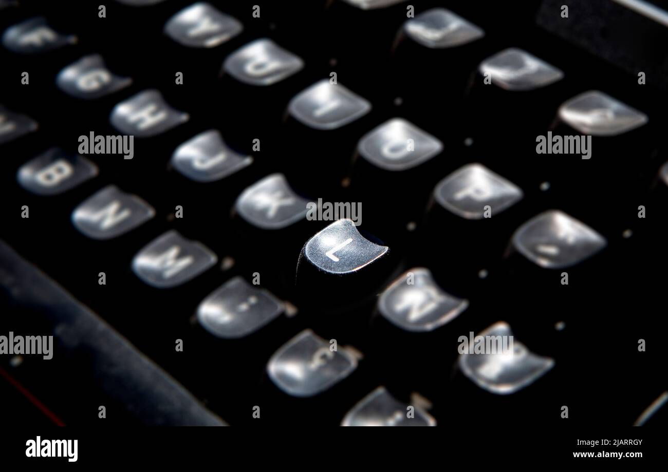1970s staubige Schreibmaschine. Selektiver Fokus auf Taste L Stockfoto