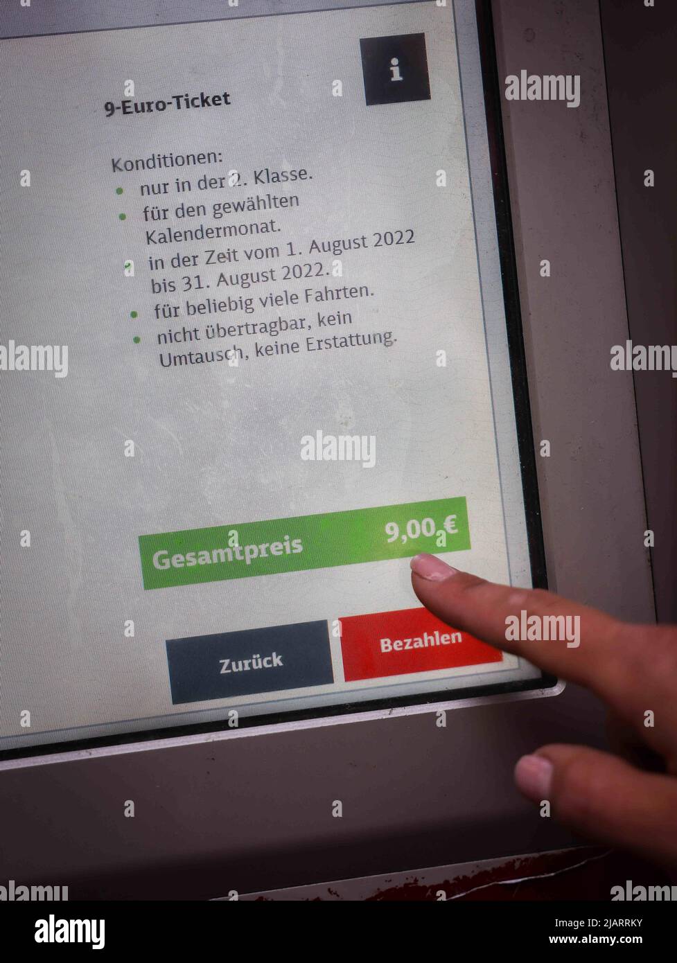 Hamburg, Deutschland. 01.. Juni 2022. Eine Frau kauft ein 9-Euro-Ticket an einem DB-Ticketautomaten am Hauptbahnhof. Seit Juni 1 gilt das 9-Euro-Ticket für den öffentlichen Nahverkehr in ganz Deutschland. Quelle: Christian Charisius/dpa/Alamy Live News Stockfoto