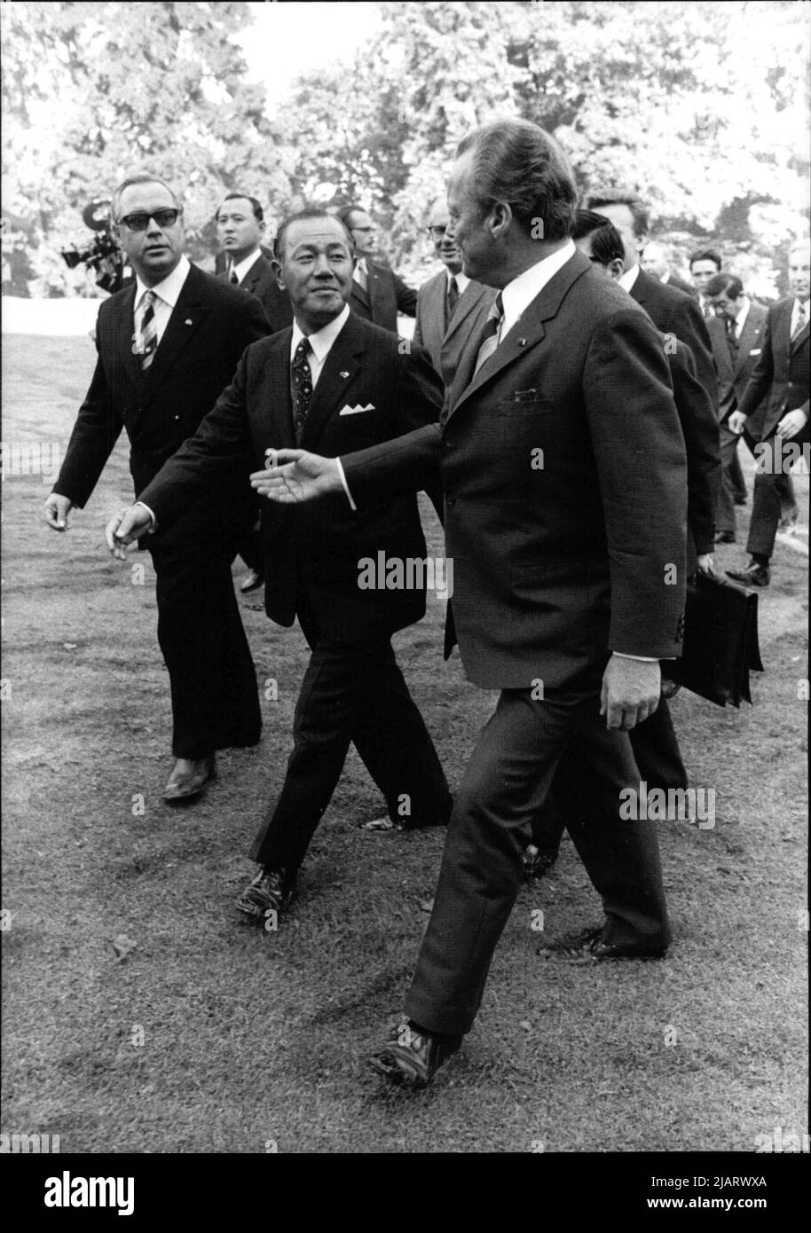 Das Foto zeigt v.l.n.r. Dolmetscher, Japans Premierministerin Tanaka