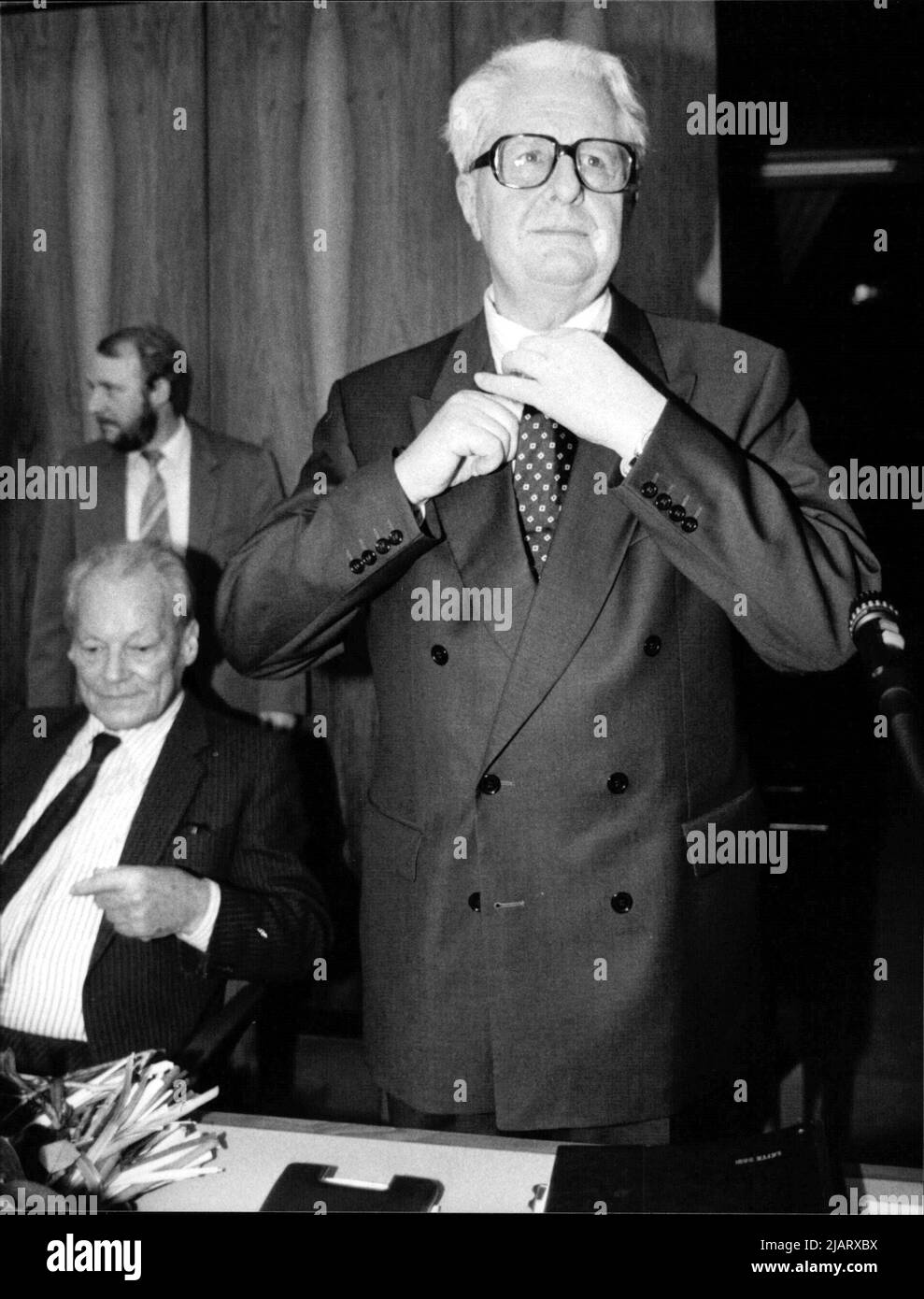 Das Foto zeigt den SPD-Fraktionsvorsitzenden Hans-Jochen Vogel auf einer Fraktionssitzung, bei der er in seinem Amt bestätigt wurde. Stockfoto Das Foto zeigt den SPD-Fraktionsvorsitzenden Hans-Jochen Vogel auf einer Fraktionssitzung, bei der er in seinem Amt bestätigt wurde. Stockfoto