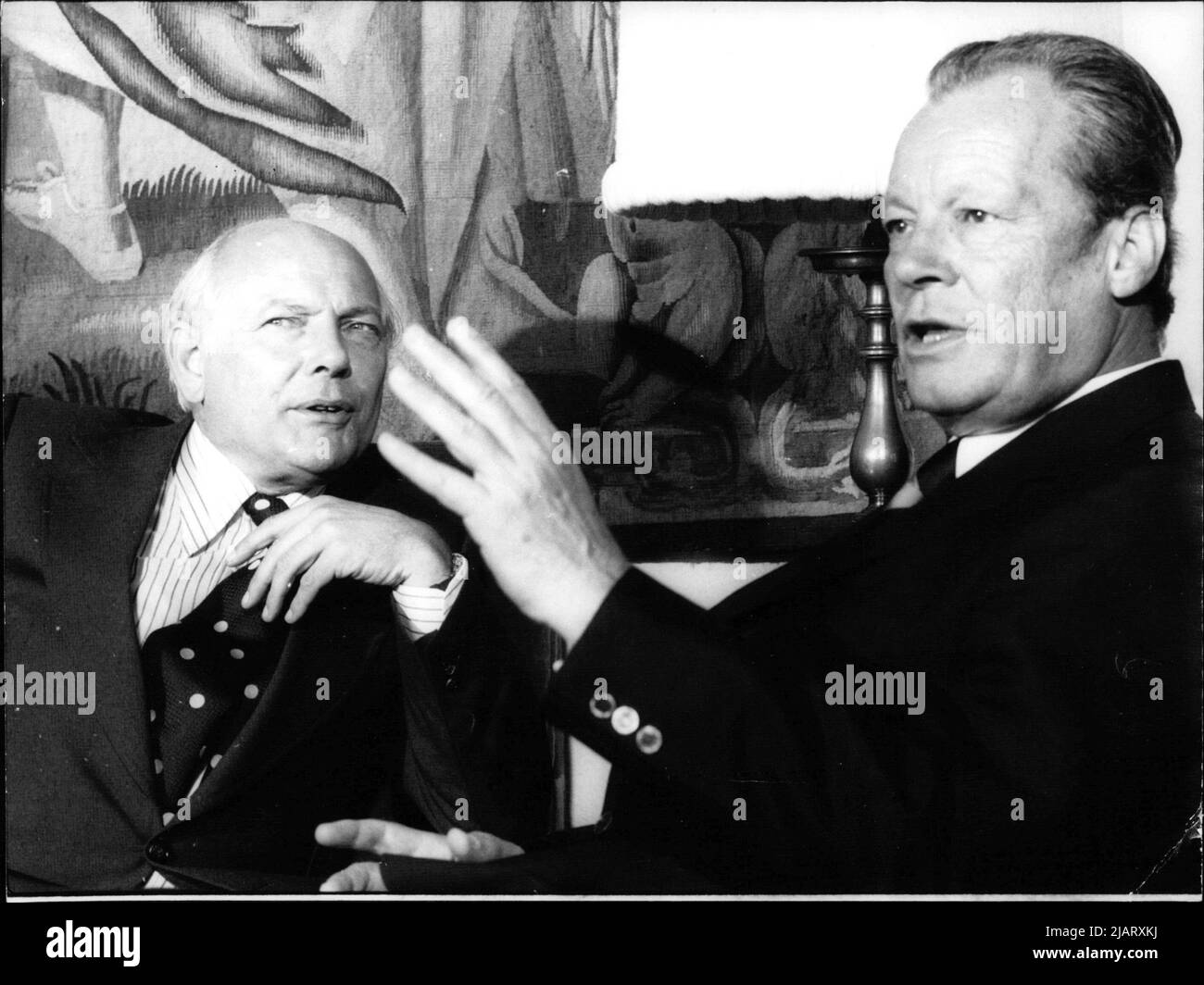 Niederländischer Ministerpräsident Dr. Johannes Marten den Uyl in Gespräch mit Bundeskanzler Willy Brandt Stockfoto