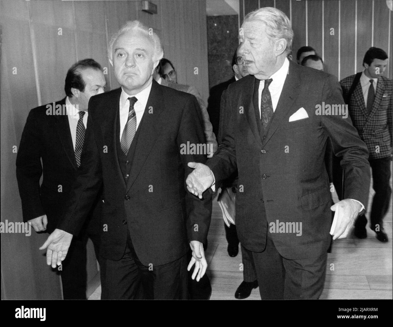 Vom Präsidenten des Deutschen Industrie- und Handelstages (DIHT), Otto Wolff von Amerongen, wurde Außenminister Eduard A. Schewardnadse empfangen. Stockfoto