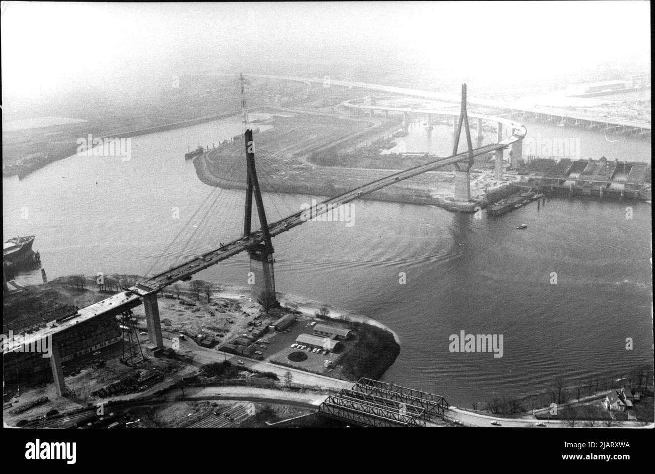 Blick auf die Köhlbrandbrücke und die Süderelbe in Hamburg aus der Vogelperspektive. Stockfoto