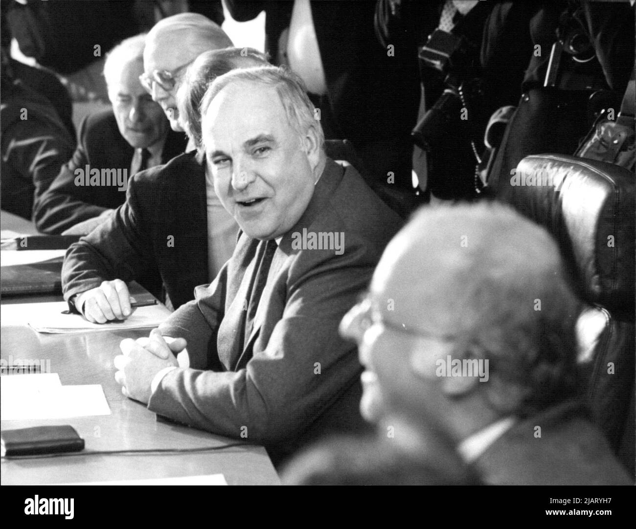 Bundeskanzler Helmut Kohl gemeinsam mit Arbeitsminister Norbert Blüm bei Koalitionsverhandlungen. Stockfoto