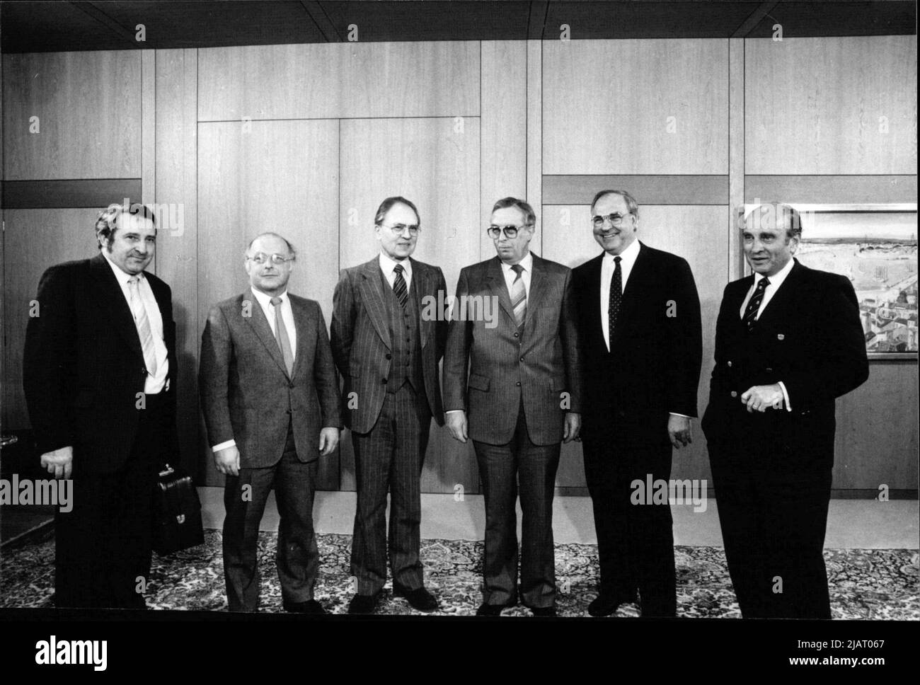 Vorsitzender des DGB Ernst breit (3. Von rechts) beim Treffen mit Bundeskanzler Helmut Kohl (2. Von rechts). Im Bild sind auch die Politiker Norbert Blüm (CDU, 2. Von links) und Otto Graf Lambsdorff (FDP, 1. Rechts) zu sehen. Stockfoto