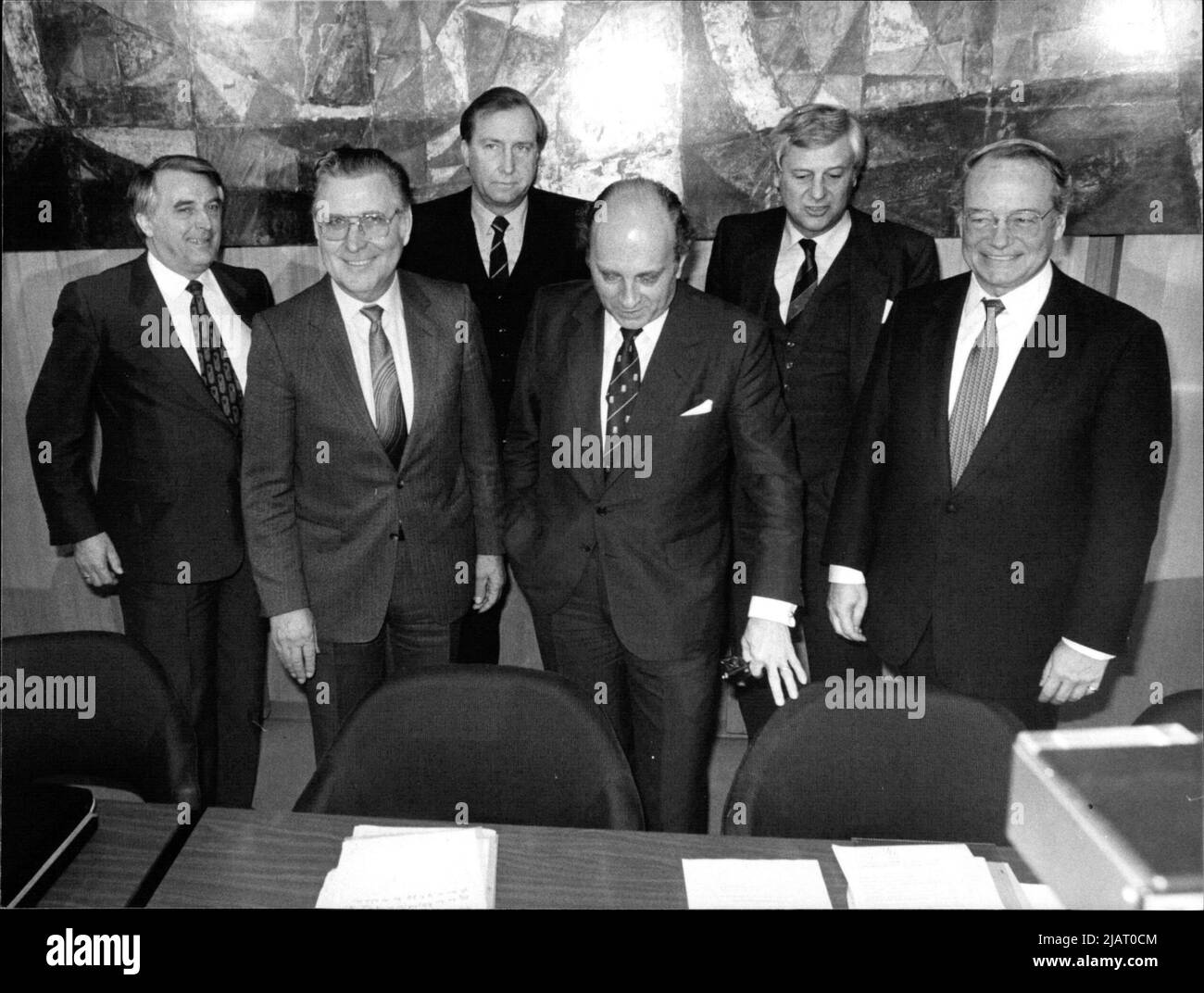 Der Bundeswirtschaftsminister Otto Graf Lambsdorff im Wirtschaftsministerium mit Staatsminister Friedrich Vogel, Rudolf Judith (IG Metall), Detlev Rohwedder (Hoesch), Wilhelm Schneider (Krupp) und Dieter Spethman (Thyssen). Stockfoto