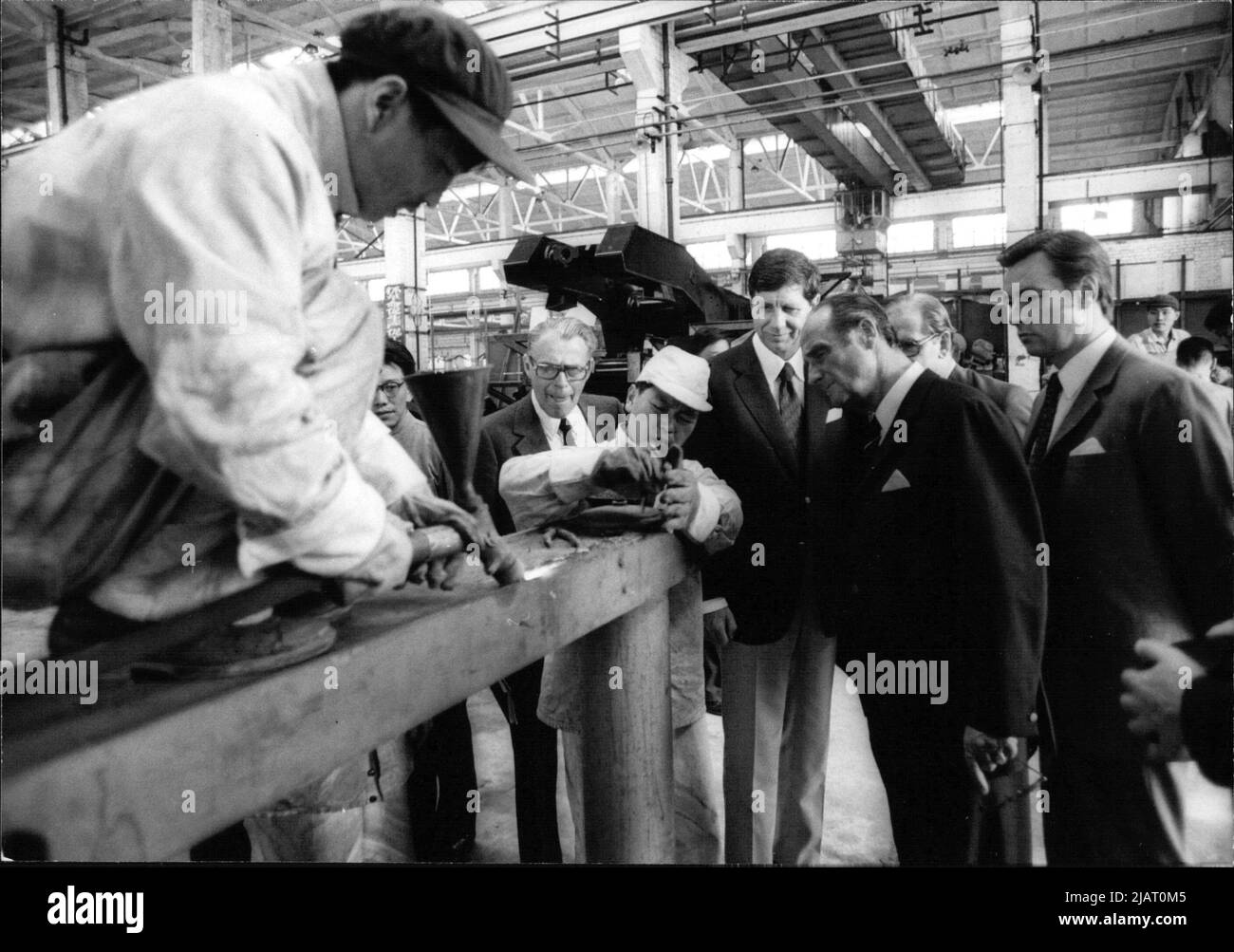 Von rechts: Alfred Herrhausen (Deutsche Bank), Heinz Hufnagel (Mannesmann AG), Dr. Peter Zinkann (Mielewerke GmbH) und Rolf Audouard bei einer KW-Fabrik in Shanghai. Stockfoto