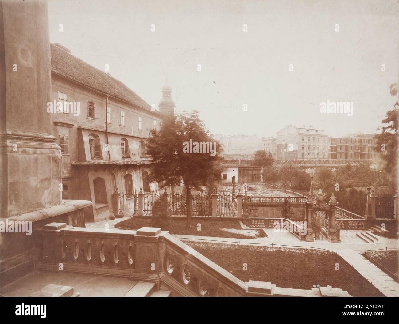 Kraków eine Kirche an der Skałka Świem. Michael Erzengel und Bischof von Stanisław, Pauline Blick von der der Kirchenfassade vorausgehenden Treppe auf den Garten mit dem Teich von St. Stanisław links die Fassade des Klosters Pawlikowski, Antoni (1862 1925) Stockfoto