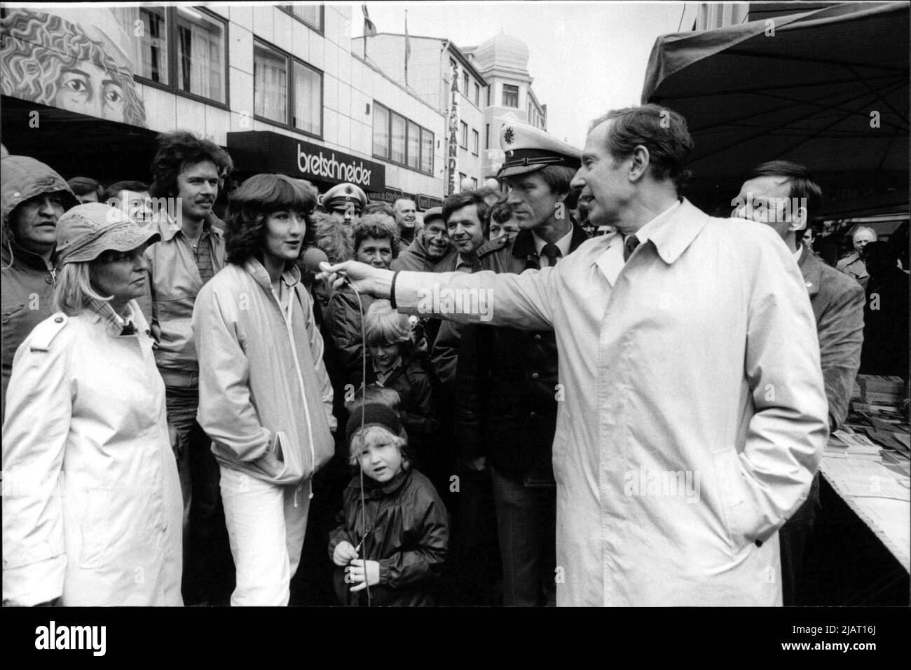 Regierender Bürgermeister von Hamburg, Klaus von Dohnanyi, deutscher Jurist und Politiker (SPD) im Gespräch mit Hamburgs Bürgern. Stockfoto