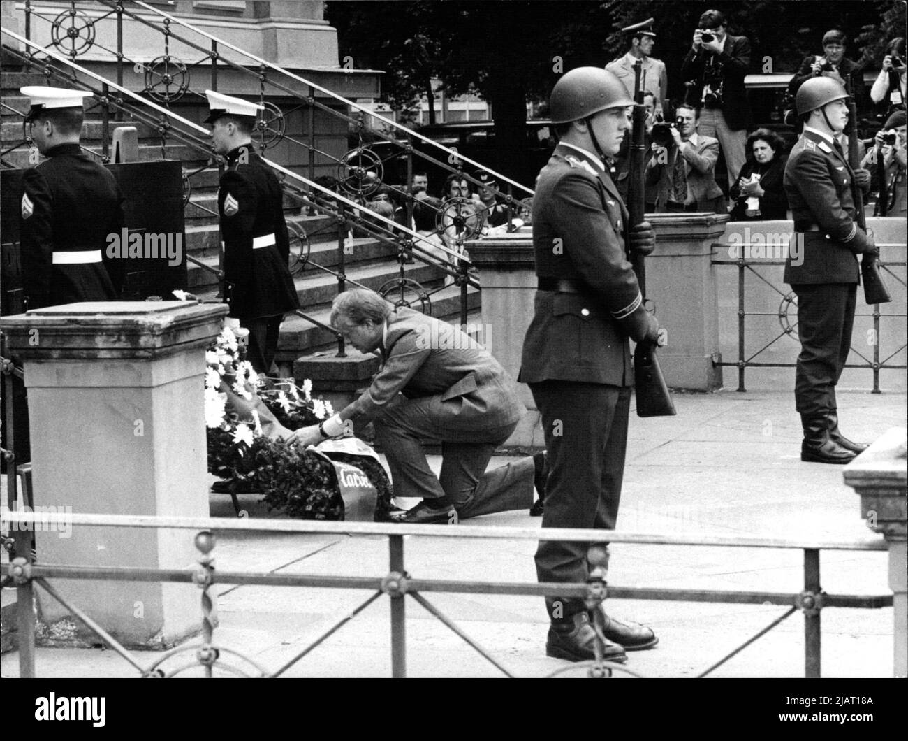 Bei seinem Staatsbesuch in der Bundesrepublik im Juli 1978 legte US-Präsident Jimmy Carter im Bonner Hofgarten einen Kranz am Ehrenmal für die Opfer der Kriege und Gewaltherrschaft nieder. Stockfoto