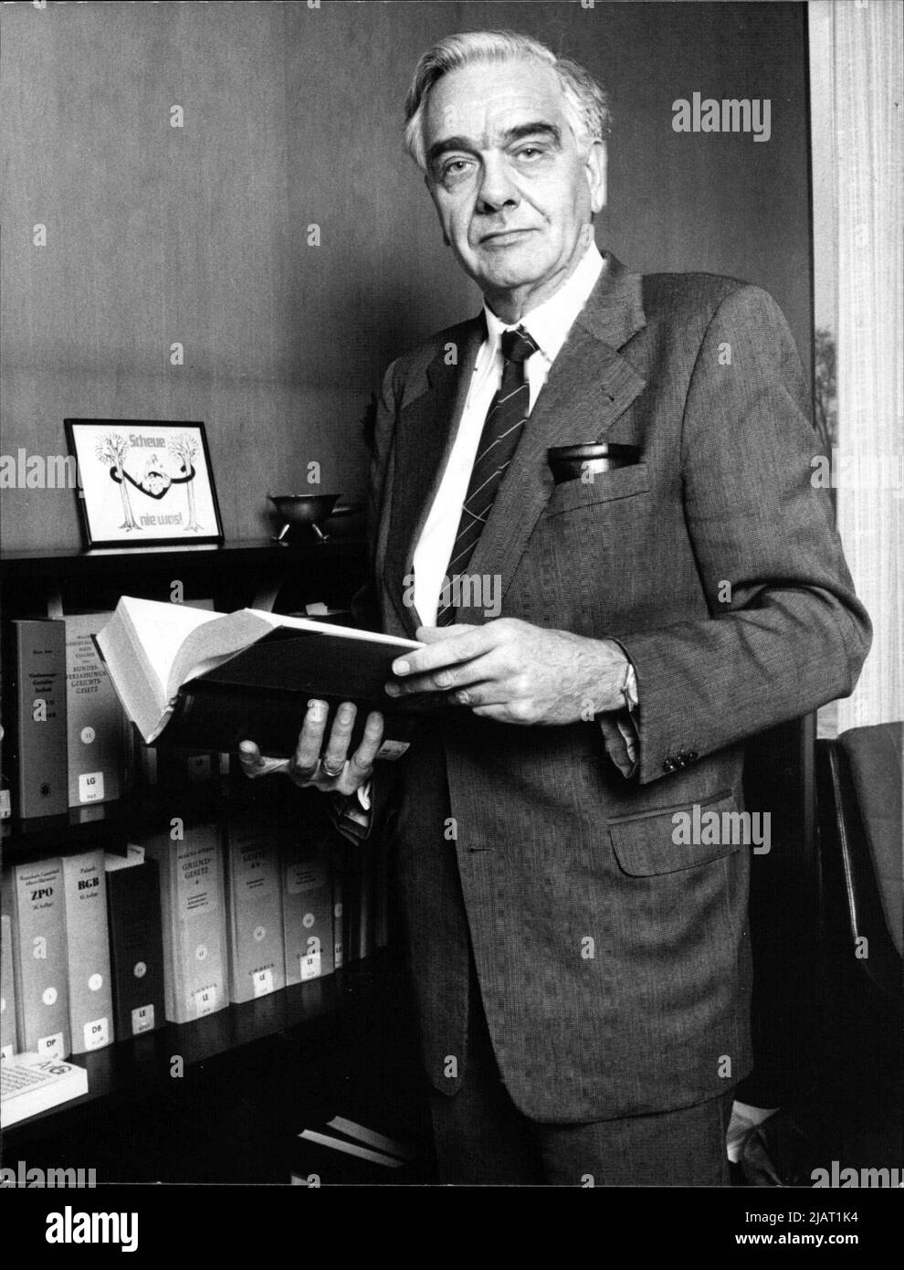 Unser Bild zeigt den Prof. Dr. Wolfgang Zeidler in seinem Büro im