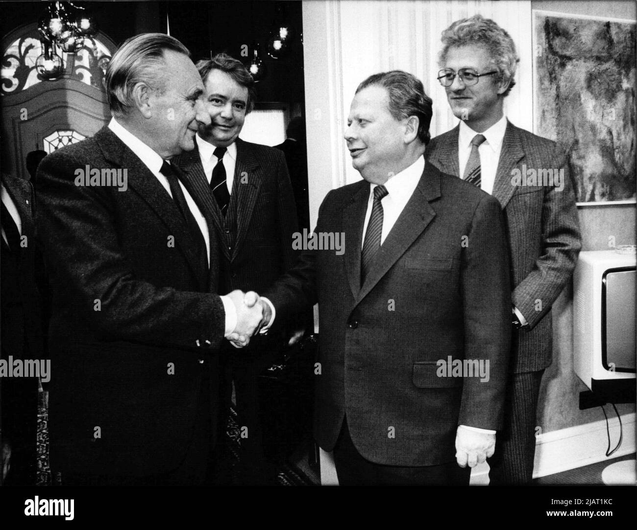 DDR-Politbüromitglied Hermann Axen trifft mit SPD-Fraktionsmitglied Egon Bahr (l.) und Karsten Voigt (r.) in Bonn zusammen, 1986. Stockfoto