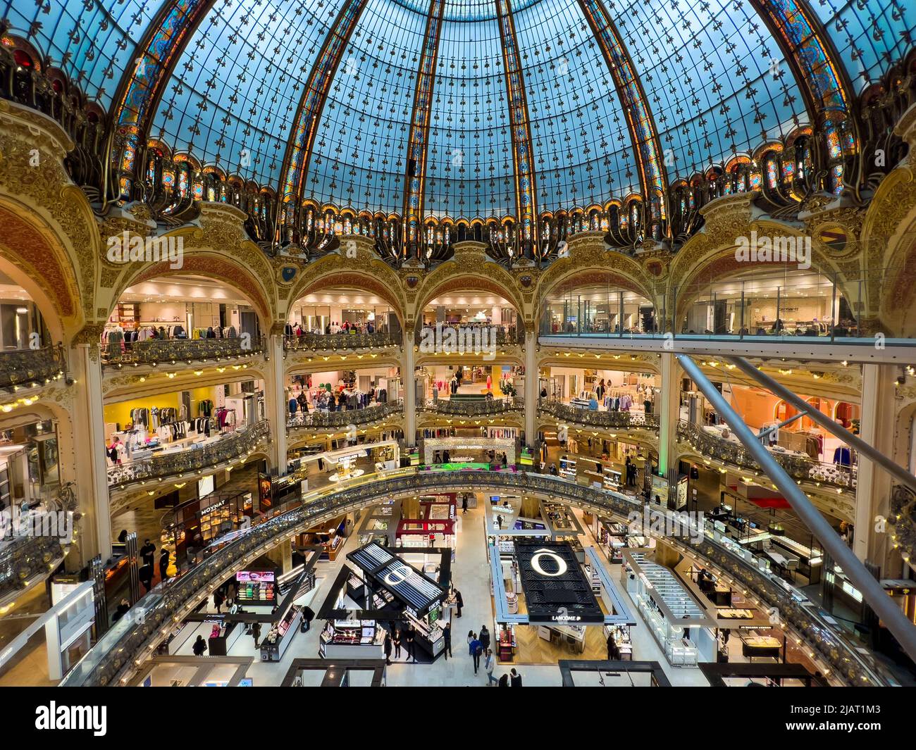 Paris, Frankreich - 6. April 2022: 3. Blick auf das Innere des Luxusladens Gallerie la Fayette, Paris. Interieur des berühmten Luxusmarkenladens Stockfoto