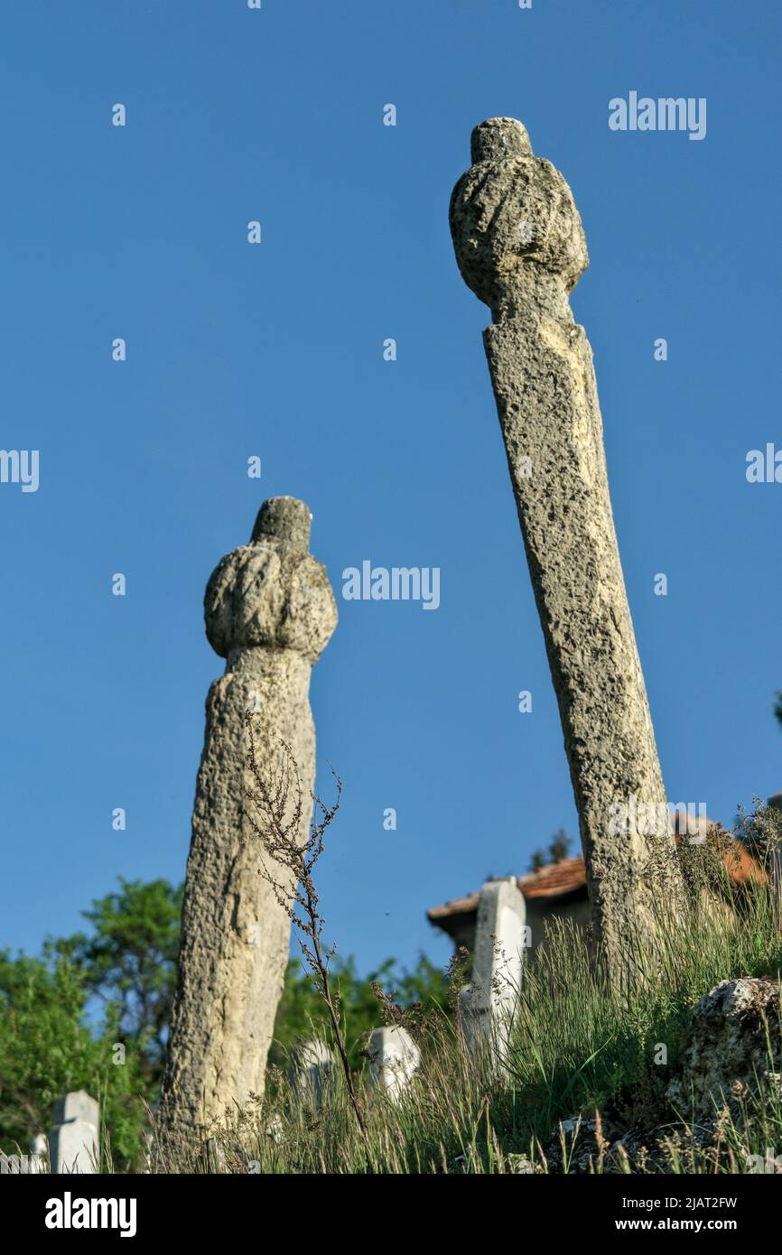 Travnik, Bosnien und Herzegowina – 2022. Mai: Alte Grabsteine bei Lončarica džamija / Moschee Stockfoto