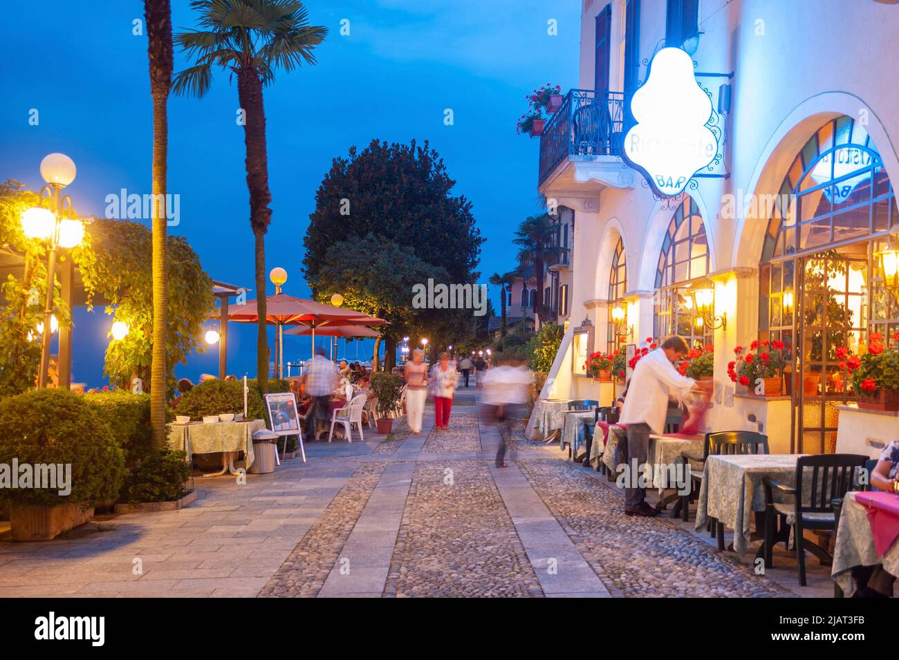 Promenade und Restaurant am Ufer des Lago Maggiore, Cannero Riviera, Piemont, Italien, Europa Stockfoto