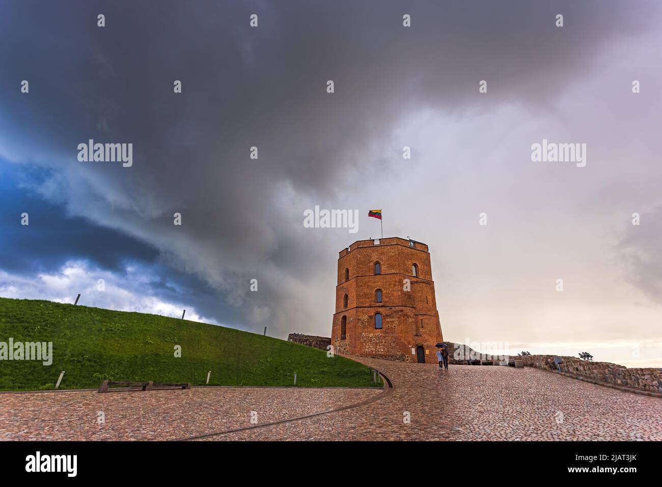 Sturm über das Schloss Gediminas in Vilnius, der Hauptstadt Litauens dramatische Sturmwolken in Litauen, Europa Stockfoto