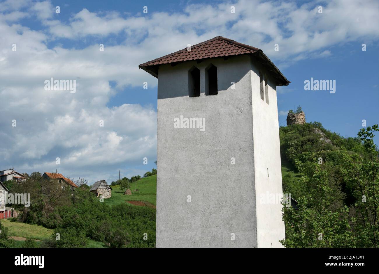 Prozor, Prozor-Rama, Bosnien und Herzegowina – 2022. Mai: Sahat Kula / Uhrenturm von Prozor. Stockfoto