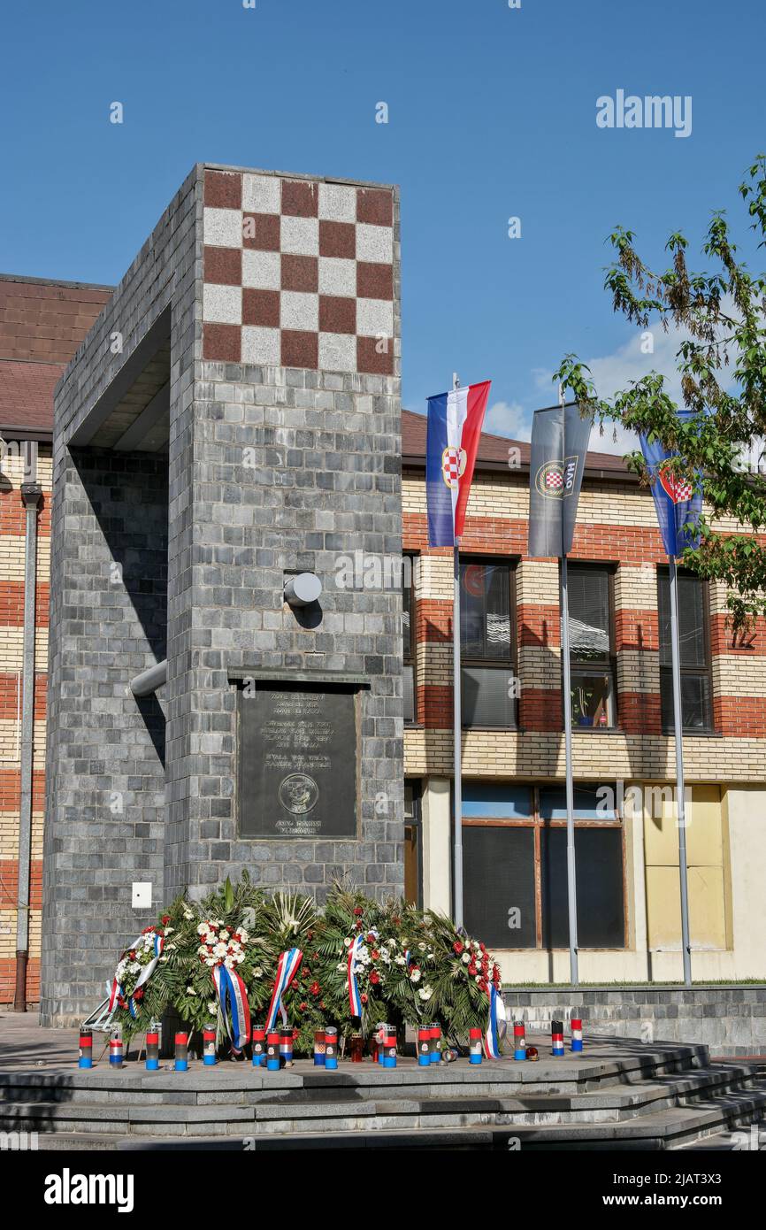 Prozor, Prozor-Rama, Bosnien und Herzegowina – 2022. Mai: Denkmal für die kroatischen Verteidiger von Rama (HVO). Stockfoto