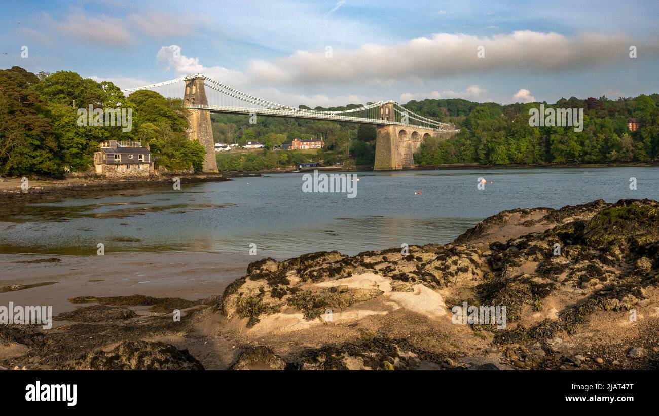 Blick auf die Old Menai Bridge nach Anglesey Stockfoto