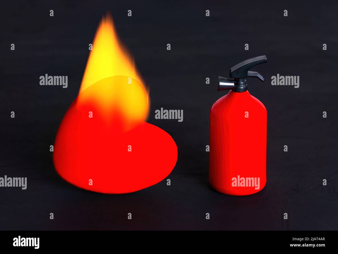 Kleiner Feuerlöscher, der durch eine brennende rote Herzform auf schwarzem Hintergrund platziert wird. Explosives und temperiertes Beziehungskonzept. Stockfoto
