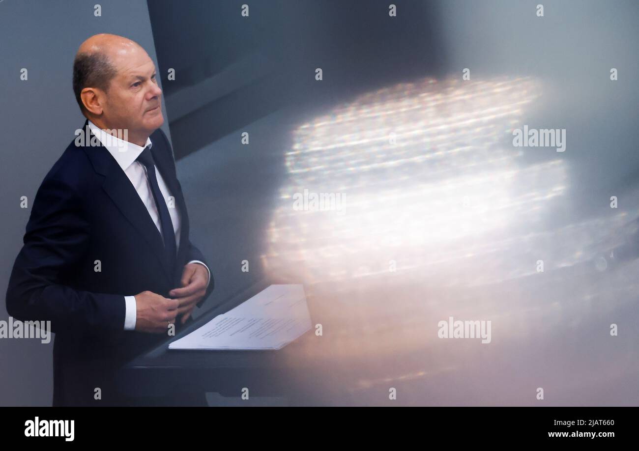 Bundeskanzler Olaf Scholz besucht am 1. Juni 2022 eine Sitzung des Deutschen Bundestages in Berlin. REUTERS/Hannibal Hanschke Stockfoto