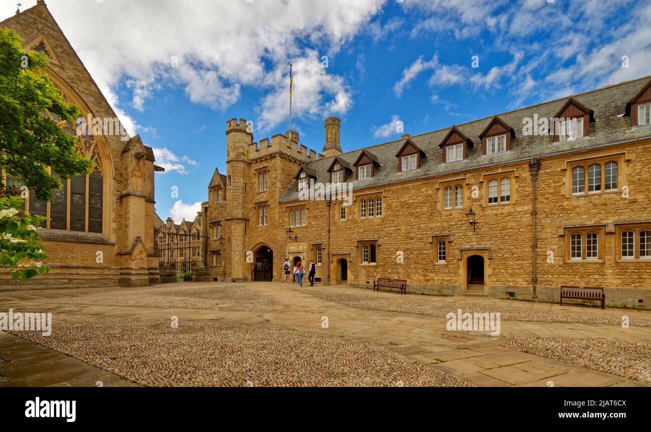 OXFORD CITY ENGLAND MERTON COLLEGE DER VORDERE QUAD UND HAUPTEINGANG ZU DEN GEBÄUDEN IM FRÜHLING Stockfoto