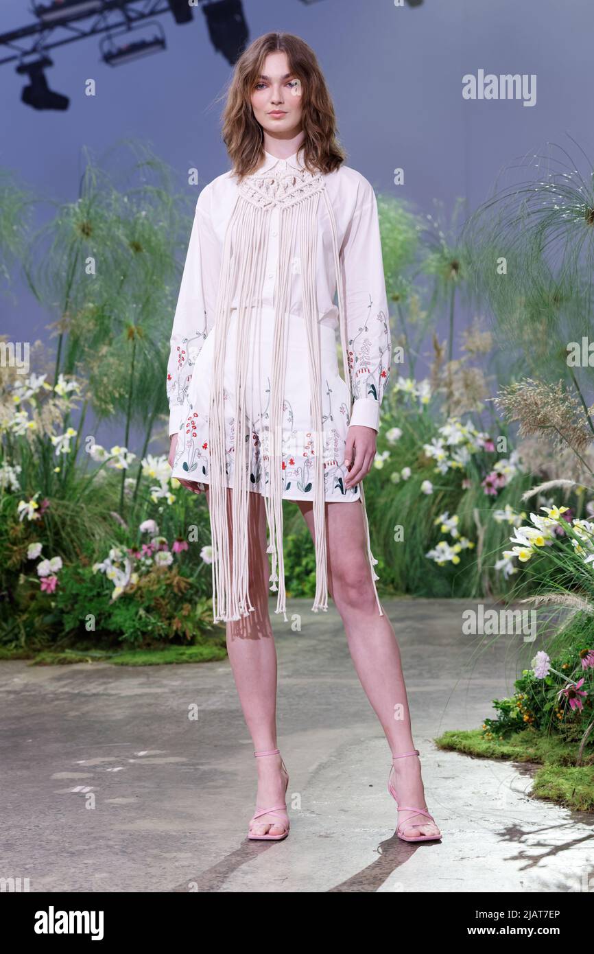 Ein Model läuft während der APARTMENT Show während der Afterpay Australian Fashion Week 2022 in Carriageworks am 13. Mai 2022 in Sydney, Australien, auf der Piste Stockfoto