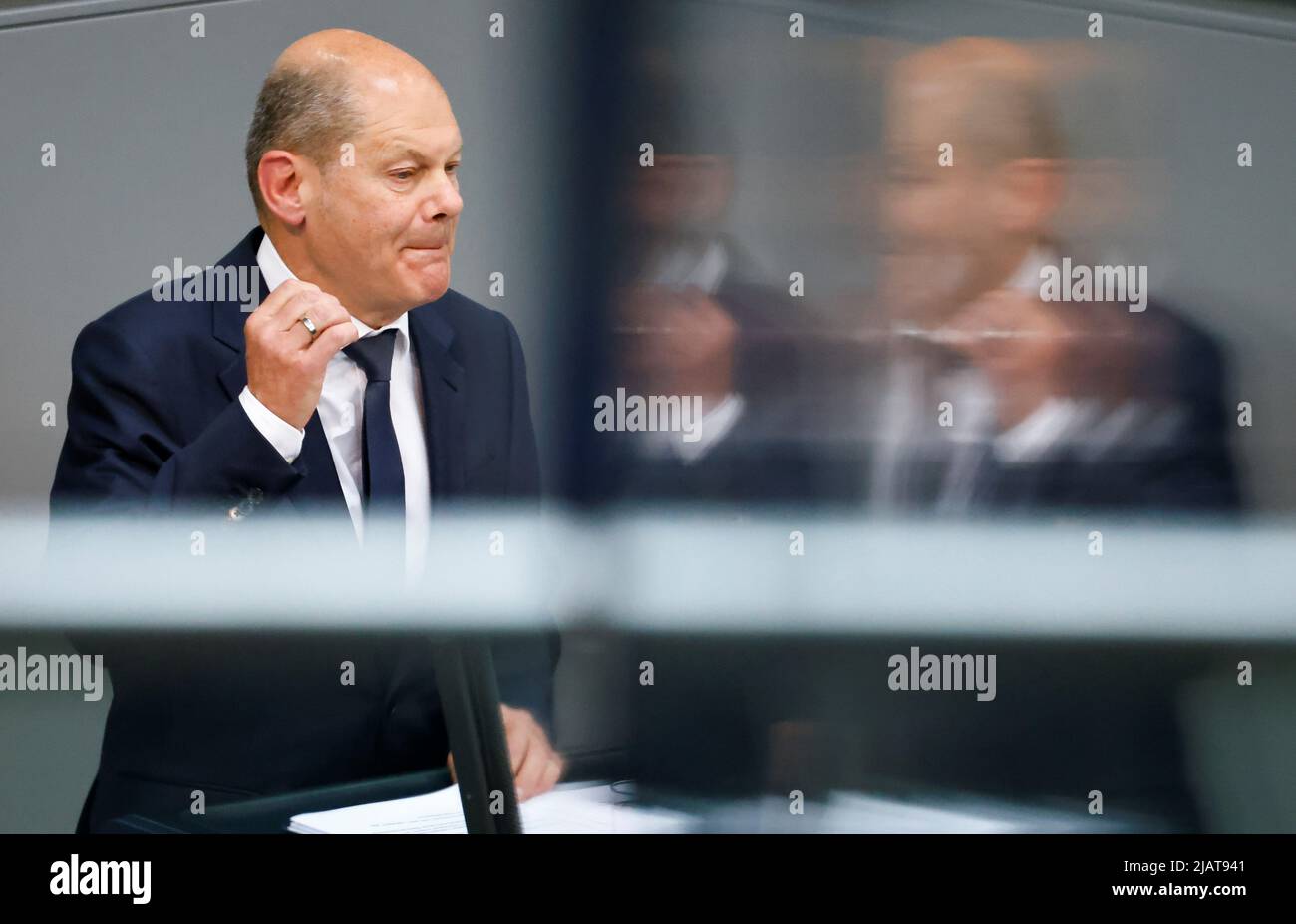 Bundeskanzler Olaf Scholz spricht während einer Sitzung des Bundestages in Berlin, Deutschland, am 1. 2022. REUTERS/Hannibal Hanschke Stockfoto