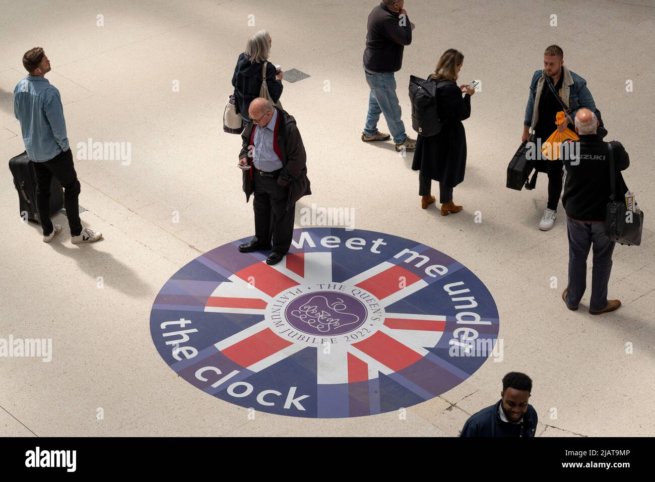 Bahnreisende laufen auf dem Boden der Bahnhofshalle von Waterloo Station über ein Platin-Jubilee-Wappen, während die Vorbereitungen für die Feierlichkeiten zum Platin-Jubiläum der Königin in der Hauptstadt am 31.. Mai 2022 in London, England, fortgesetzt werden. Königin Elizabeth II. Steht seit 70 Jahren auf dem britischen Thron, die dienstälteste Monarchin der englischen Geschichte und Union Jack-Flaggen sind in der Woche vor dem Jubiläumswochenende überall im Land zu sehen. Stockfoto