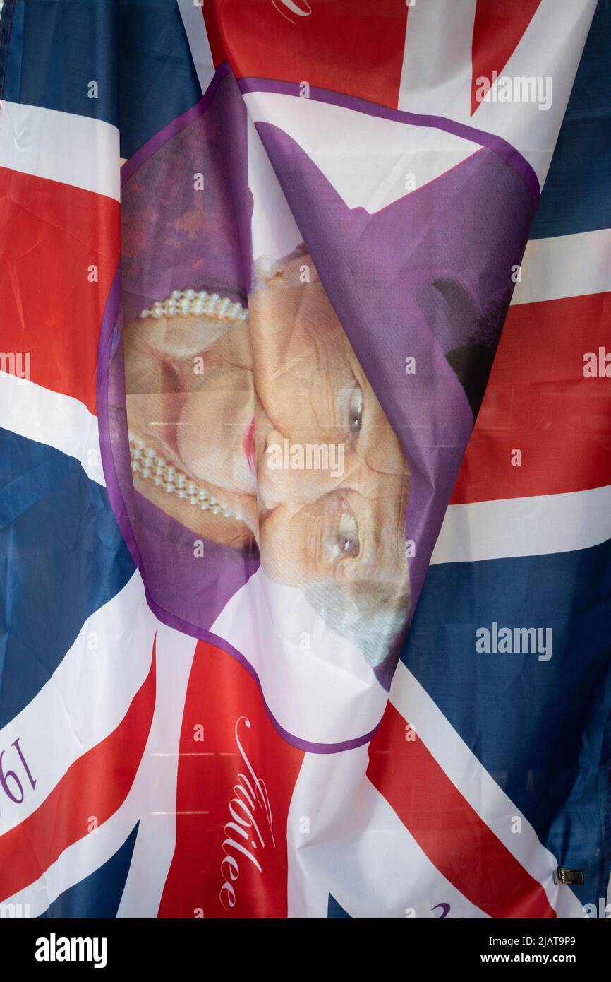 Königliche Flaggen und Waren mit der Queen sind in der Oxford Street erhältlich, da die Vorbereitungen für die Feierlichkeiten zum Platin-Jubiläum der Queen am 31.. Mai 2022 in London, England, fortgesetzt werden. Königin Elizabeth II. Steht seit 70 Jahren auf dem britischen Thron, die dienstälteste Monarchin der englischen Geschichte und Union Jack-Flaggen sind in der Woche vor dem Jubiläumswochenende überall im Land zu sehen. Stockfoto