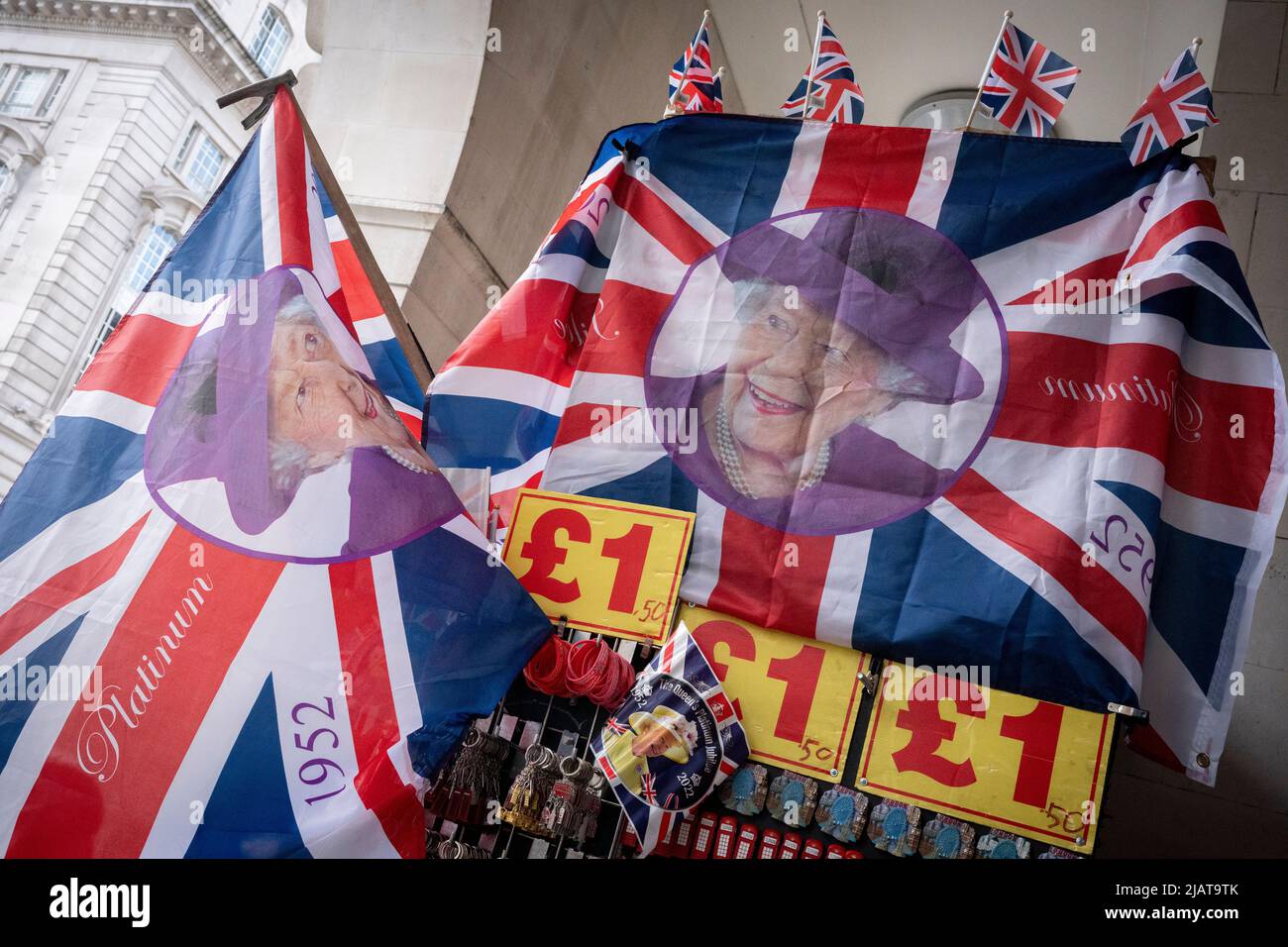 Königliche Flaggen und Merchandise mit der Queen sind im Piccadilly Circus erhältlich, während die Vorbereitungen für die Feierlichkeiten zum Platin-Jubiläum der Queen am 31.. Mai 2022 in London, England, fortgesetzt werden. Königin Elizabeth II. Steht seit 70 Jahren auf dem britischen Thron, die dienstälteste Monarchin der englischen Geschichte und Union Jack-Flaggen sind in der Woche vor dem Jubiläumswochenende überall im Land zu sehen. Stockfoto