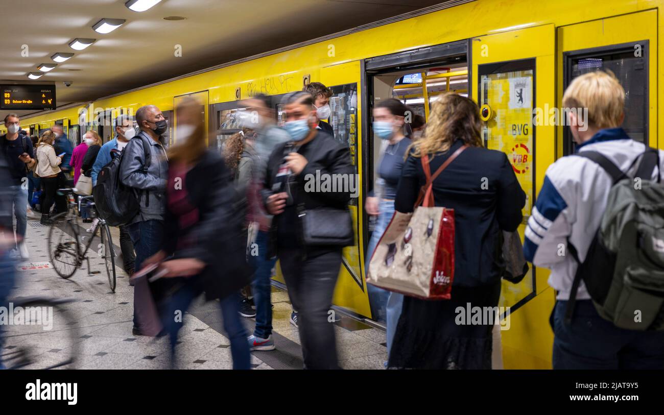 Berlin, Deutschland. 01.. Juni 2022. Am Bahnhof Zoologischer Garten