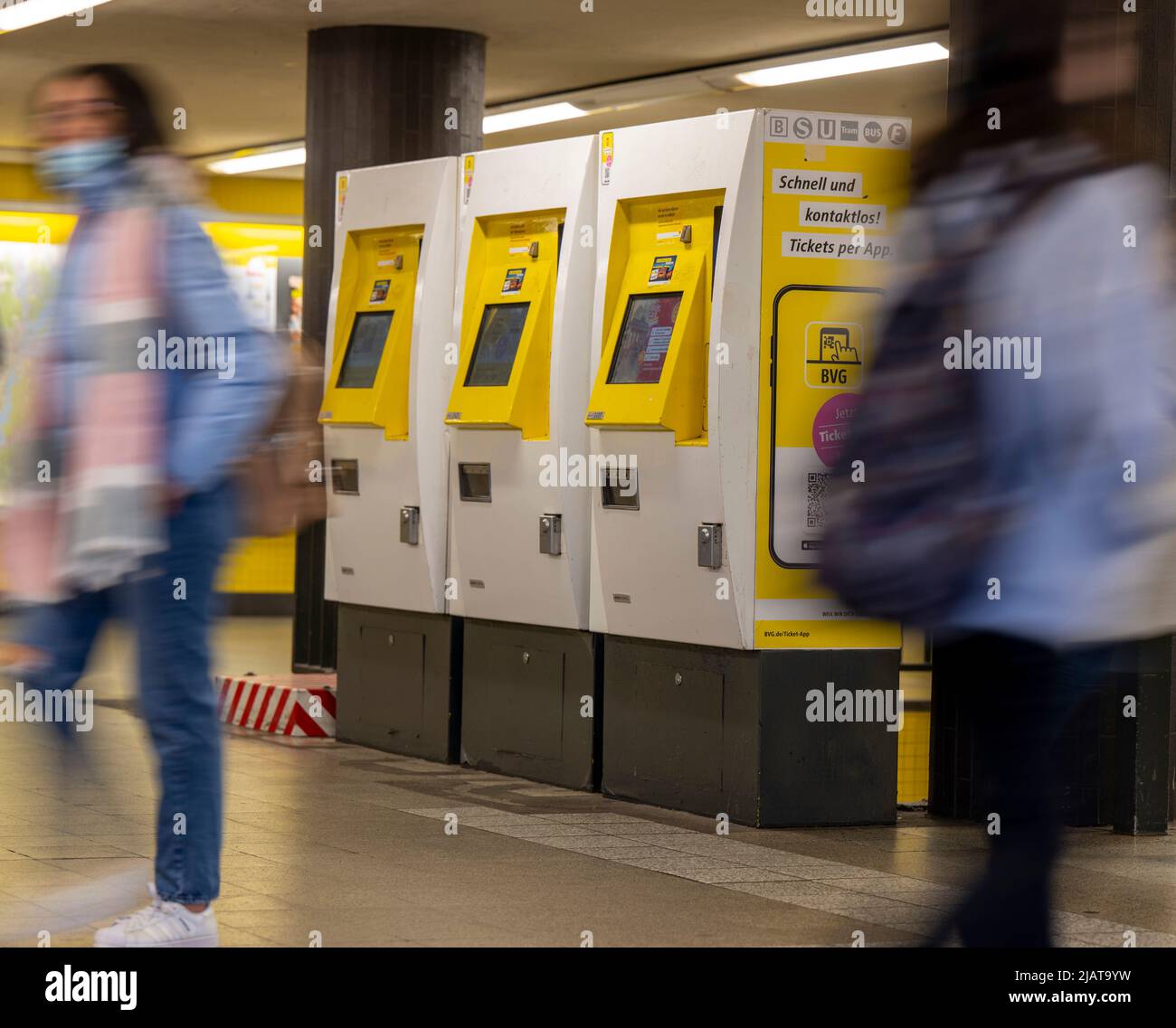 Berlin, Deutschland. 01.. Juni 2022. Passanten laufen am Bahnhof